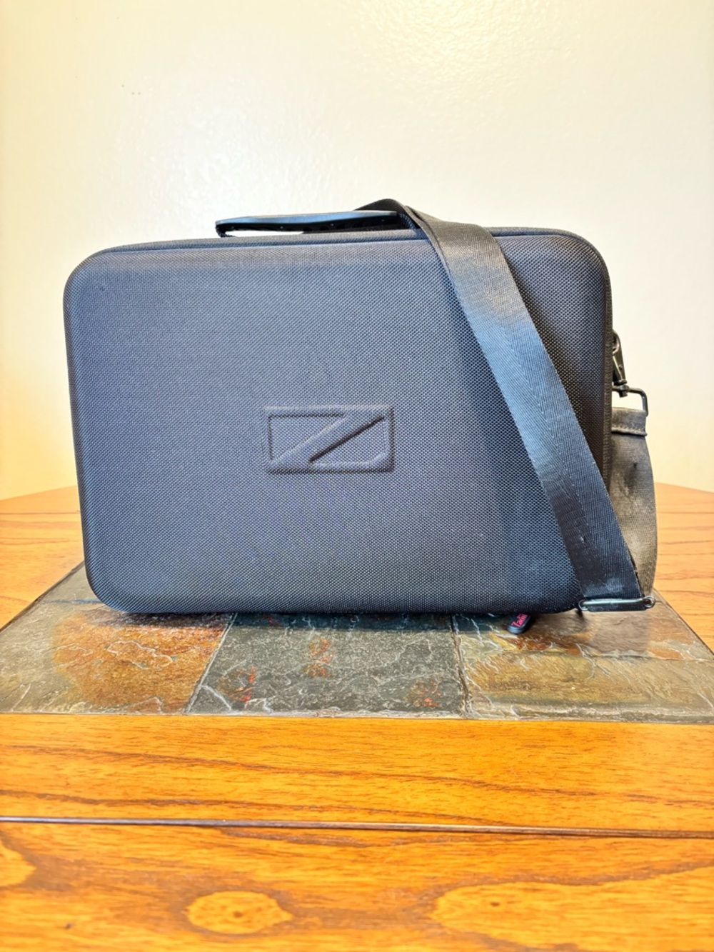 LIKE NEW ZADII HARD SHELL CASE FOR NINTENDO SWITCH / CASE CAN FIT ENTIRE SYSTEM